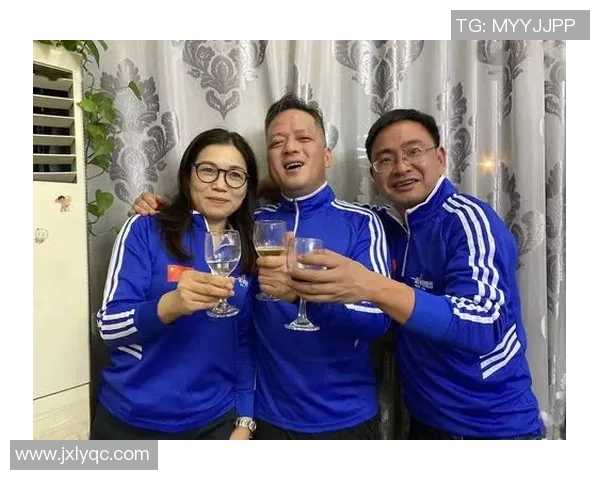 足球明星欢聚一堂碰杯庆祝瞬间高清图片分享