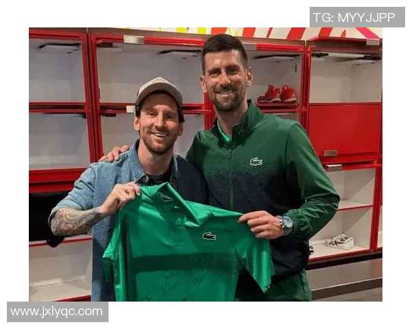 足球明星与梅西亲密合影瞬间回顾展现足坛传奇的友谊与荣耀