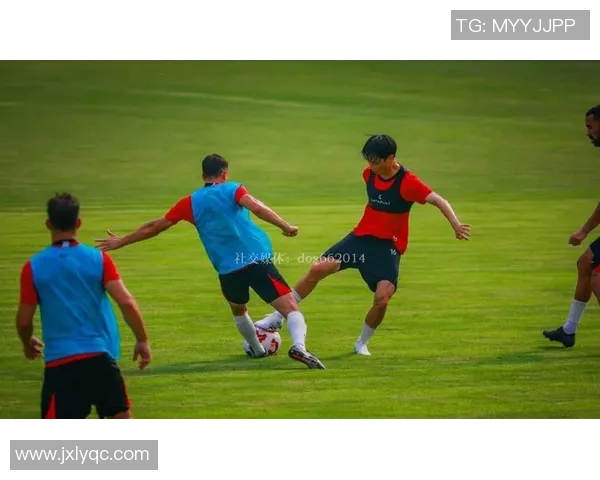 足球明星是否真的接地气他们的生活与公众形象之间的距离探讨